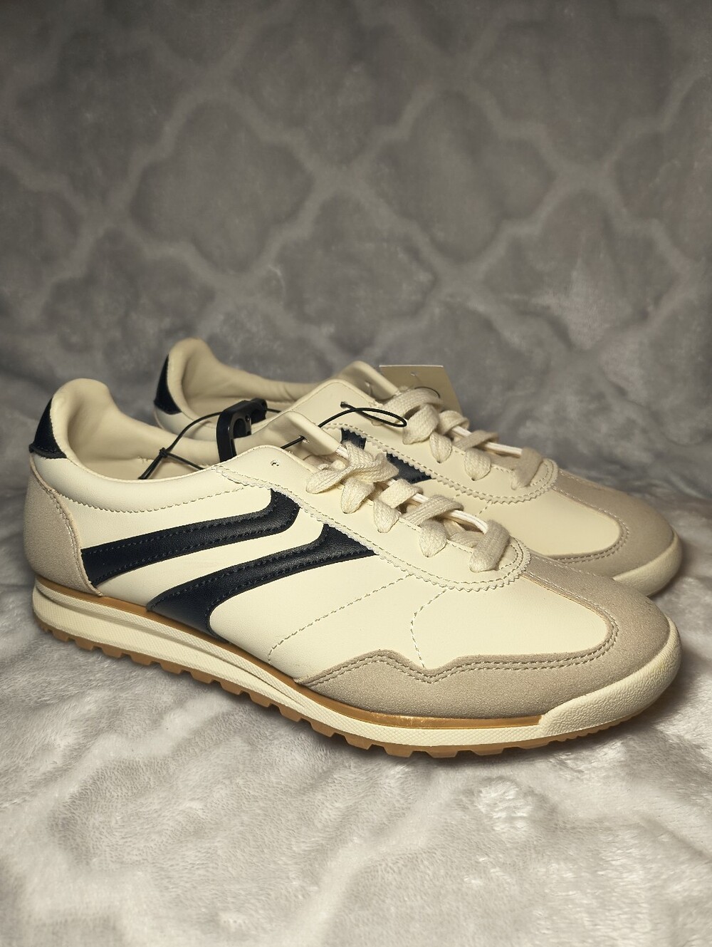 No Boundaries Womens Retro Lace Up Jogger Sneakers Off-white & black NWT